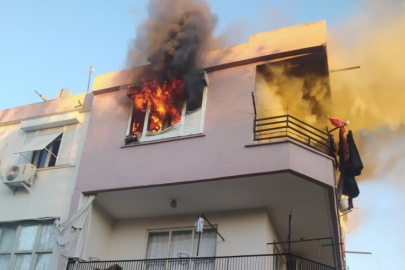 Alev alev yanan ev küle döndü, fenalık geçiren kardeşini kucağında taşıdı