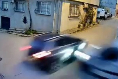 Bursa'da ara sokakta hızla ilerleyen otomobiller, çarpıştı