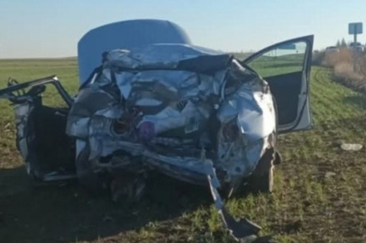 Tırla çarpışıp tarlaya savrulan otomobilin sürücüsü öldü