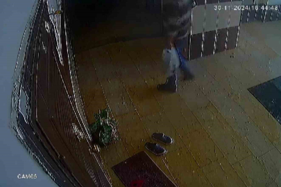 Bisiklet çalarken dikkat çekmemek için apartmana alışveriş poşetiyle girdi