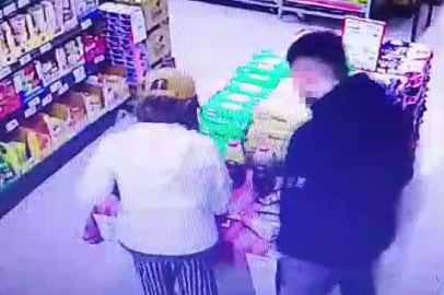 Bir grup genç, reyondaki ürünleri yiyip hiçbir şey olmamış gibi çıktı