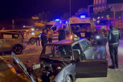 Kavşakta trafik kazası: Sürücüler ve yolcular yaralandı