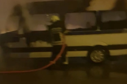 Seyir halindeki servis aracı yandı