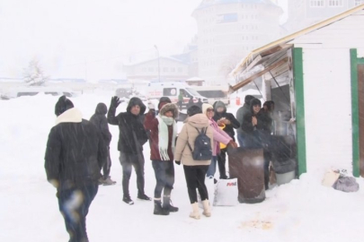 Uludağ'da eksi 8 derecede dans ederek ısındılar