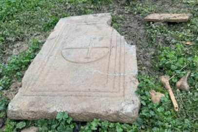 Tarlayı sürerken Lahit bulundu