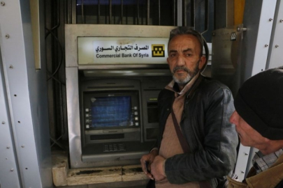 Rejim devrildi, maaşları yattı: Suriyeliler ATM'lere akın etti