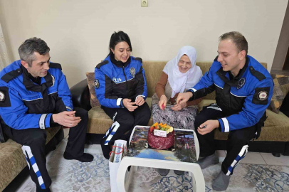 81 yaşındaki yaşlı kadına, emniyetten doğum günü sürprizi
