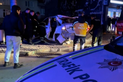 Bursa'da otomobil korkuluklarda asılı kaldı: 1 ölü, 3 yaralı