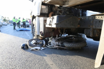 Tırın altında kalan motosiklet sürücüsü hayatını kaybetti