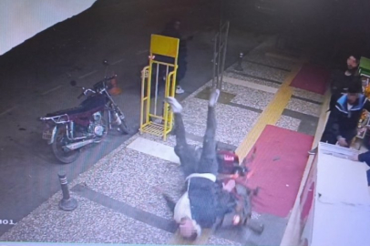 Böyle kavga görülmedi: Kaldırımdaki grubun arasına motosikletle daldı