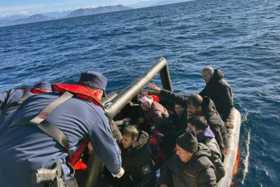 Yunanistan'ın ölüme ittiği 16'sı çocuk 51 düzensiz göçmen kurtarıldı