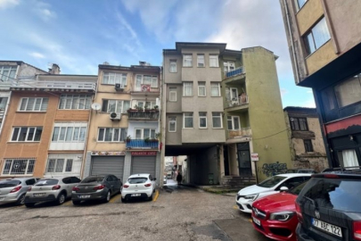 Bursa'da kolonları olmadan ayakta duran binaya bakan bir daha bakıyor