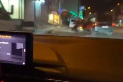 Ters yöne dönmeye çalışırken motorlu kuryeye çarptı, kaza anı kamerada
