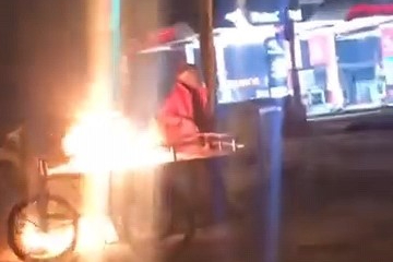 Alkollü şahıs ekmek teknesini ateşe verip başında oturdu