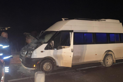 Seyir halindeki minibüs alev aldı