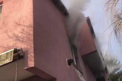Yatak odasında yangın çıktı: 2 kişi dumandan etkilendi