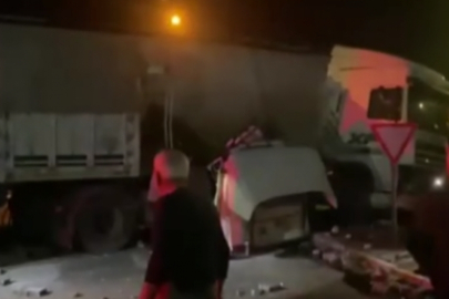 Bursa'da 2 tır kavşakta çarpıştı: 2 yaralı