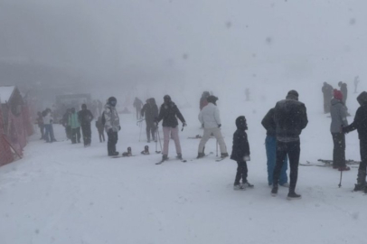 Yoğun kar alan Uludağ'da kayak pistleri doldu taştı