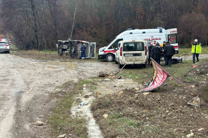 Kaygan yolda kontrolden çıkan minibüs devrildi: 2 yaralı