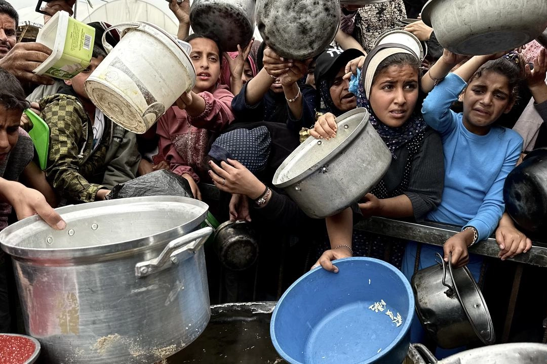 İsrail saldırıları altındaki Gazze'de Filistinlilere sıcak yemek dağıtıldı