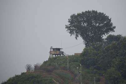 Güney Kore, sınırı geçen Kuzey Kore askerlerine uyarı ateşi açtı