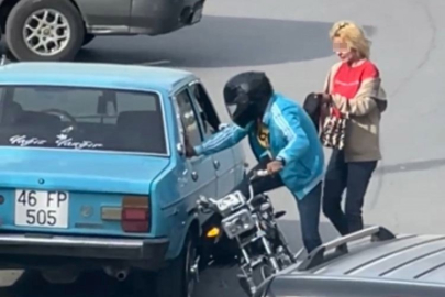 Öfkeli sürücü otomobilin camını kırdı