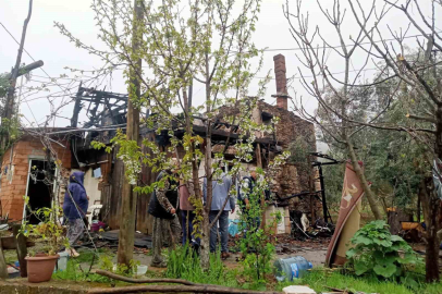 Sobadan çıkan yangında bir ev tamamen yandı