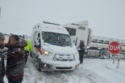 Kar yağışı felakete sebep oldu, 21 araç birbirine girdi