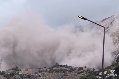 Depremzedeleri tedirgin eden patlamayla mahalle toz bulutu altında kaldı