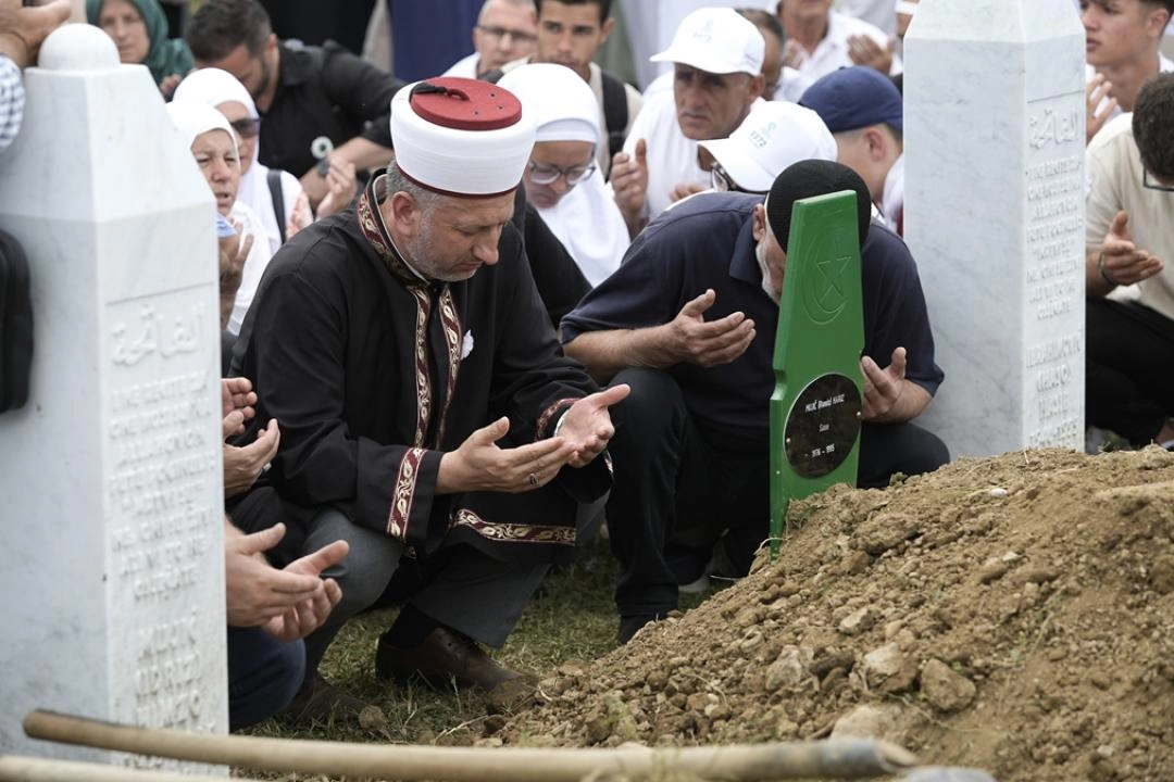 Srebrenitsa Soykırımı'nın 7 kurbanı daha defnedildi