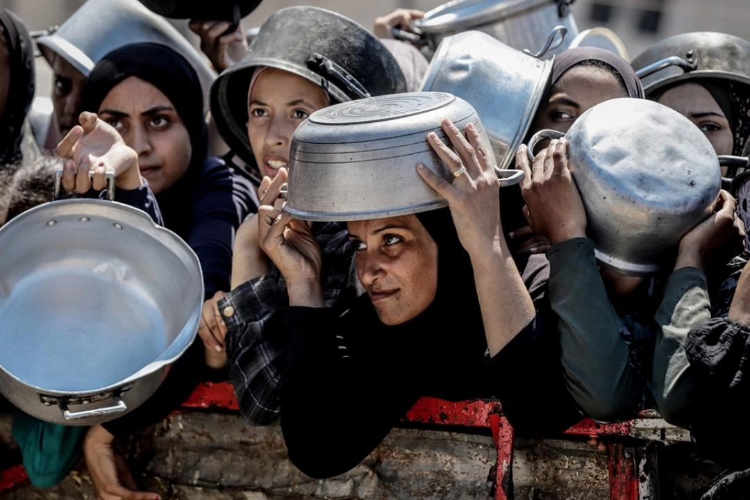 Gazze'de açlıkla mücadele eden Filistinlilere, yemek dağıtıldı