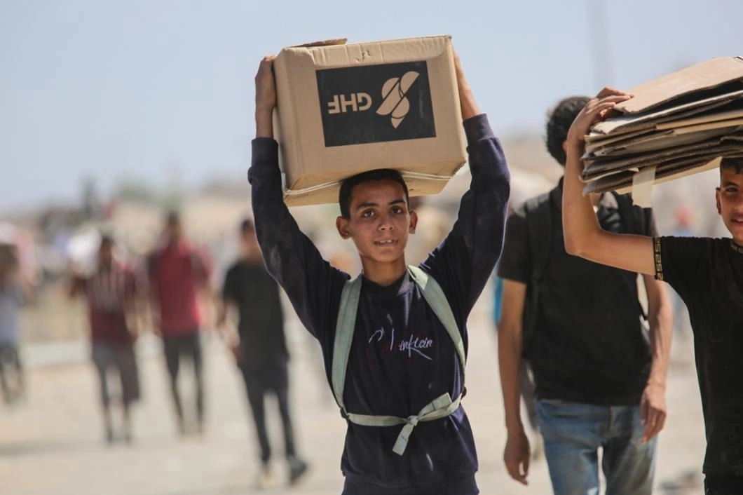 İsrail'in açlığa mahkum ettiği Gazzeliler, yardım almak için Netzarim Koridoruna akın etti