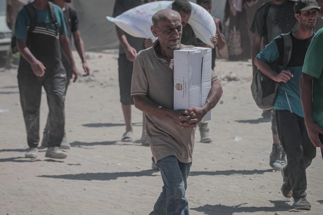 Gazzeliler, kısıtlı miktardaki una ulaşmak üzere Zikim'deki yardım dağıtım noktasına gitti