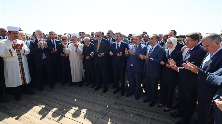 Cumhurbaşkanı Erdoğan, Selçuklu Meydan Mezarlığı`nı ziyaret etti