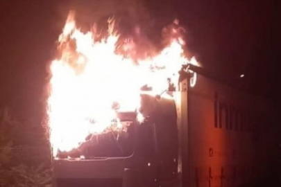 Bursa'da yanan tır geceyi aydınlattı!