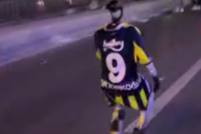 Fenerbahçe forması giyen robot etrafta koşuşturdu!