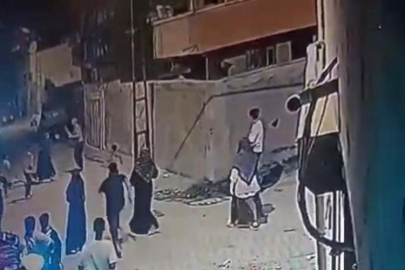 Küçük çocukları sopayla dövdü!