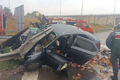 Bursa'da kontrolden çıktı, bariyerlere saplandı!