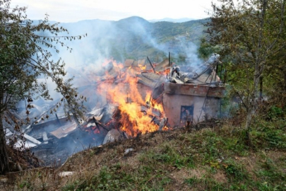 Alevlere teslim olan ahşap ev küle döndü
