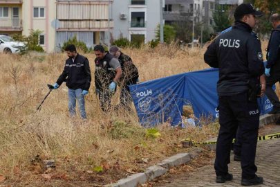 Aracından inip oturduğu bankta...