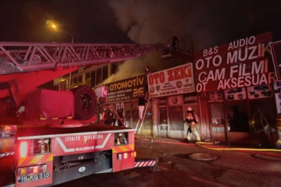 Bursa'da geceyi aydınlatan yangın! 3 dükkana sıçradı...