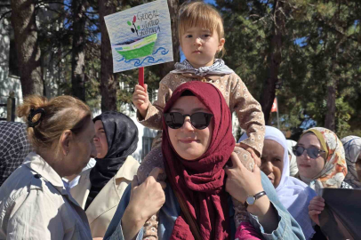 Gazze’de yaşanan zulmün yıl dönümünde sessiz yürüyüşle İsrail protestosu