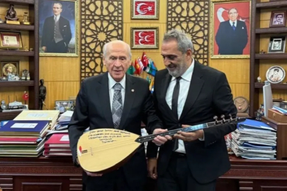 Sanatçı Yavuz Bingöl, MHP Lideri Bahçeli’ye bağlama hediye etti