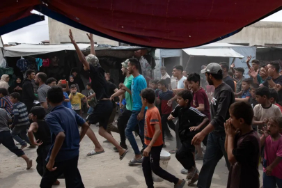 Gazze'de alınan ateşkes kararı çocukları sevindirdi