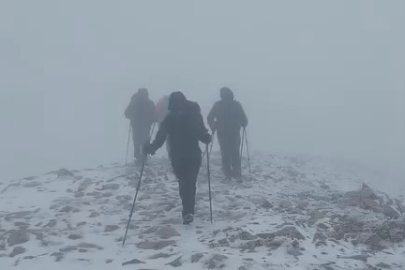 Uludağ’da yılın ilk karını zirvede kutladılar
