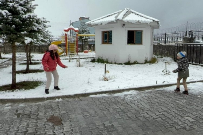 İlk kar yağdı! Çocuklar keyfini yaşadı