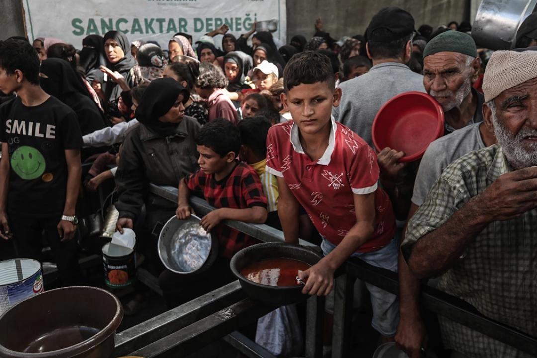 Gazze'de açlıkla mücadele eden Filistinlilere, yemek dağıtıldı