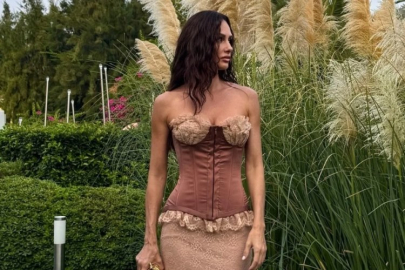 Eşinden yeni boşanan Yasemin Ergene'nin beyaz şortlu paylaşımı gündem oldu