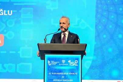 Bakan Uraloğlu: "5G teknolojisi, yüksek hızı, düşük gecikme süresi ve geniş bağlantı kapasitesiyle dijital ekosistemimizi yeniden şekillendirerek her alanda yenilikçi çözümler sunacak"