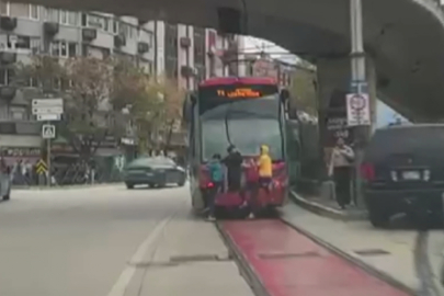 Bursa'da tramvayın arkasında tehlikeli anlar!